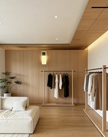 Nouveau présentoir de magasin de vêtements sur pied, personnalisable en couleur, minimaliste, avec étagère réglable et taille sur mesure, fabriqué en Chine