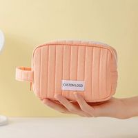 Nouveau matelassé beauté toilette pochette sac rembourré moelleux rouge à lèvres accessoires sac gonflé cosmétique maquillage cadeau sac Logo personnalisé