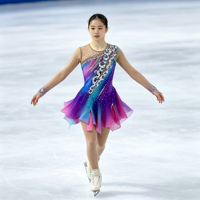 Robe de patinage artistique dégradé violet, bleu et rose, manches longues, dos en maille, jupe ornée de strass pour compétition et performance adultes et enfants