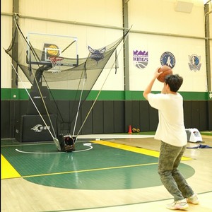 Máquina portátil automática para servir balones de baloncesto con velocidad y frecuencia ajustables, con red de retorno para entrenamiento. - Product Image 1