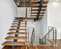 Escalier en tube carré moderne durable et personnalisé avec surface antidérapante, garde-corps en verre pour une utilisation en intérieur dans les hôtels