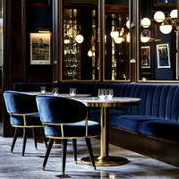 Mobilier de restaurant Ron Group Hotel : Banquette confortable en velours en forme de L, table carrée en marbre avec ensemble de chaises