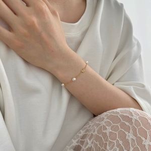 สร้อยข้อมือเงินแท้ S925 ปรับขนาดได้ ประดับมุก พร้อมจี้รูปโคลเวอร์และผีเสื้อ ประดับเพชร CZ เครื่องประดับคุณภาพสำหรับผู้หญิง สวมใส่ได้ทุกวัน เหมาะเป็นของขวัญ - Product Image 6