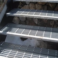 Plaque de marche d'escalier en acier pour extérieur, grille dentelée en acier galvanisé à chaud, conception industrielle, personnalisable, divers types