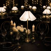 Lampe de table rechargeable sans fil pour événements, abat-jour blanc à volants, base en laiton, variateur tactile, lumière décorative pour mariage et anniversaire