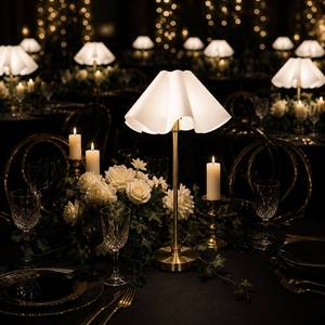 Lampada da Tavolo Ricaricabile per Eventi, Senza Fili, con Paralume Bianco a Balze, Base in Ottone, Dimmer Touch, Luce Decorativa per Matrimoni e Feste di Compleanno - Product Image 1
