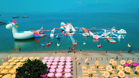 Parc aquatique gonflable pour la plage, les océans et les lacs aux Philippines, parcours d'obstacles aquatiques avec grand toboggan licorne