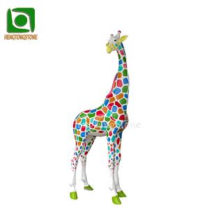 Popolare grande statua di giraffa in fibra di vetro per esterni colorata - Product Image 3