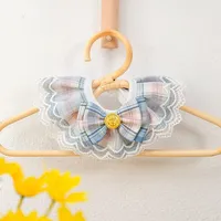 Offre Spéciale mignon accessoires pour animaux de compagnie académie Plaid chat bavoir chien bave serviette année de noël décoré vent collier Pet Bandanas arc