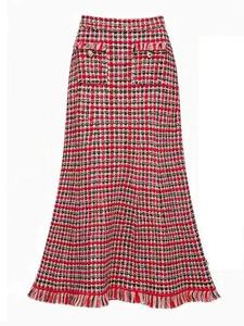 Set da Donna 2 Pezzi per Natale e Capodanno: Giacca Corta Rossa Vintage Ricamata con Frange e Gonna Lunga a Sirena a Vita Alta - Product Image 3