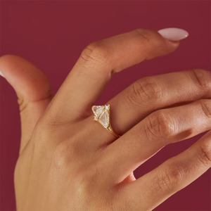 Anillo de Compromiso de Cinco Piedras de Moissanita Incolora con Diseño de Abeja y Polilla en Oro de 14K - Product Image 2
