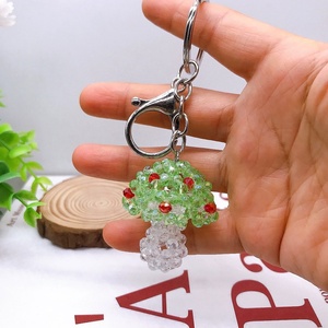 พวงกุญแจโลหะแบบกำหนดเองได้ ของตกแต่งกระเป๋าสะพายเด็ก ลูกปัดอะคริลิคใสทรงเหลี่ยม งานแฮนด์เมด พวงกุญแจรูปเห็ดน่ารักสำหรับรถยนต์ - Product Image 3