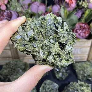 Piedra curativa de cristal turmalina verde natural piedra en bruto piedra cruda de cristal para la venta