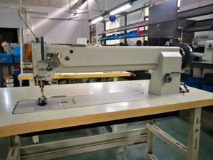 Máquina de Coser Industrial Nueva de Brazo Largo, Servicio Pesado, Cama Plana, Doble Aguja, Pie Caminante y Puntada de Seguridad para Planta de Fabricación - Product Image 1