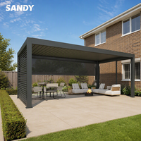 Pergola en aluminium pour terrasse avec toit à lames orientables, éclairage LED et portes coulissantes en verre