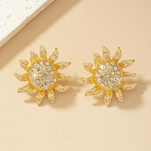 Boucles d'oreilles clous tournesol pour femme plaquées or, grandes fleurs florales martelées, entièrement en verre de cristal, tendance, élégantes et raffinées - Product Image 4