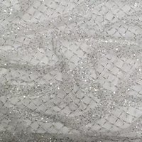 Tissu en dentelle à sequins brillants motif losanges, broderie perlée sur tulle maillé pour robes de soirée glamour et robes de mariée – Vente en gros