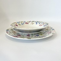 Service de vaisselle en céramique avec décor complet, comprenant assiettes, tasses et accessoires, compatible micro-ondes, pour la maison et les réceptions
