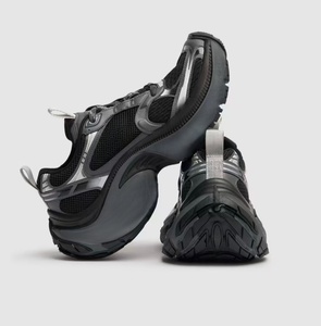 Zapatillas deportivas retro de diseñador francés para parejas, con parte superior de malla desgastada en negro y plateado, suela gruesa y estilo de caña alta. - Product Image 2
