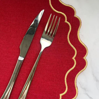 Napperon carré en tissu brodé à bordure dorée ondulée rouge, linge de table festonné pour la décoration de mariages et banquets de restaurant
