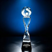 Trophée personnalisé en cristal K9 torsadé et facetté, avec boule de golf en haut et base noire, gravé pour récompenser les champions lors de tournois de golf et événements sportifs