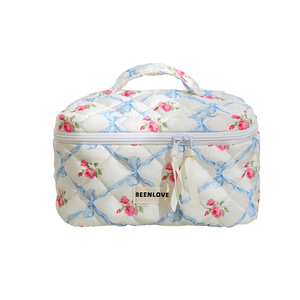 Recyclable en gros marque privée logo personnalisé grand <span class=keywords><strong>voyage</strong></span> femmes mignon doux gonflé matelassé cosmétique trousse de maquillage - Product Image 1