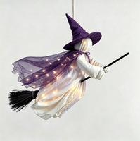 Ornement de sorcière volante suspendue de haute qualité pour Halloween avec lumière LED, cape, poupée sorcière et balai suspendu pour la décoration de maison hantée