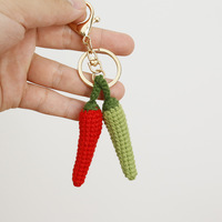 Le petit pendentif en forme de piment tissé à la main de Bubagxiangyu et l'exquis porte-clés en laine Zhi Nu en forme de petit piment.