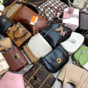 Nuevos Bolsos de Hombro de Diseñadores de Moda de Alta Calidad con Embalaje Mixto y Entrega Aleatoria, Bolsos de Mano de Señora en Stock, Bolsos Usados - Product Image 2