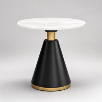 Mobilier moderne pour café et restaurant avec tables, chaises, banquettes et comptoir de bar sur mesure