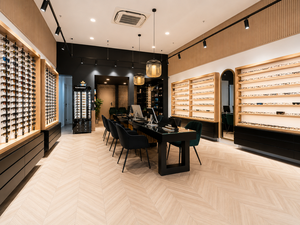 Diseño Personalizado para Ópticas, Mobiliario Completo para Tiendas, Muebles Modernos de Madera de Roble y Metal Negro, Vitrinas para Exhibición de Gafas, Fabricante de Equipamiento para Comercios - Product Image 5