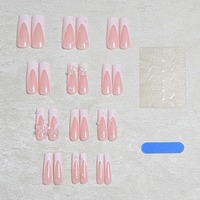 K008 Faux ongles à presser longs forme cercueil, motif ours et nœud papillon, perles blanches style français, style occidental, en ABS de qualité supérieure, en stock, MOQ1, vente en gros, application facile
