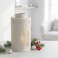 Dernières décorations de Noël pour la maison : lanterne à bougie votive en métal blanc avec motif de sapin découpé