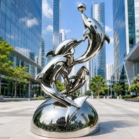 Sculpture de Quatre Dauphins Entrelacés en Acier Inoxydable Poli Miroir Personnalisée avec Boule Dorée sur le Haut, Statue pour Bord de Rivières
