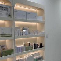 Meuble de présentation pour salon de beauté, design minimaliste, robuste, organisé, fait main en bois.