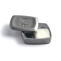 Boîte en métal de conteneur de parfum de baume solide en relief carré argenté avec logo personnalisé