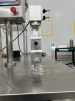 Machine semi-automatique de remplissage et de bouchage de tubes pour comprimés effervescents de vitamines et feuilles de lessive, machine d'emballage et de fabrication