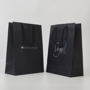 Bolsas de regalo de tamaño personalizado Embalaje de perfumes boutique de lujo Bolsa de papel de joyería pequeña de boda negra con asas - Product Image 1