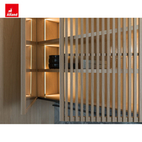 Armoire de cuisine en chêne massif Alland, finition placage bois et design intarsie, avec éclairage LED intégré