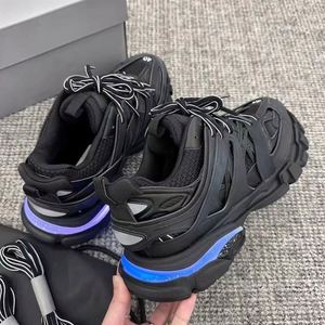 Zapatillas Deportivas Clásicas Retro 2025 con Luces LED, Estilo Casual con Cordones, Serie Running Track 3.0 - Product Image 2