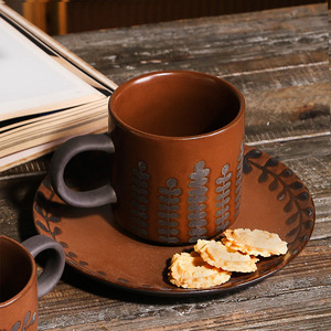 Tasse à café et soucoupe en céramique vintage style américain avec dentelle, motif relief - Product Image 3