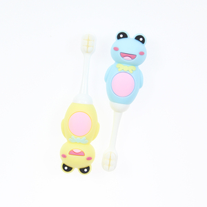 Brosse à dents pour bébé de petite taille à poils PBT, style grenouille heureuse, antidérapante, logo OEM, vente chaude, recommandée par les dentistes - Product Image 1