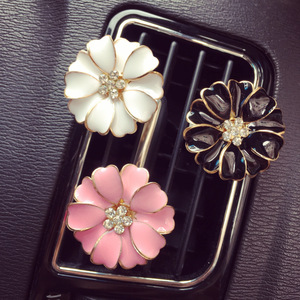 Alloy Small Daisy Car Air Freshener Clip Auto Outlet Perfume <strong>Diffuser</strong> Ornament Car Interior Decoration Accessories - Product Image 2