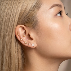 Pendientes de cartílago Maina ASTM F136 de grado implante, joyería de titanio G23 para <span class=keywords><strong>piercing</strong></span> labret, con circonita cúbica de flor y luna para tragus, hélix y lóbulo de la oreja. - Product Image 3