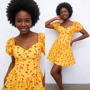 Robe longue en polyester extensible à imprimé cerises jaunes, taille naturelle, col cœur vintage, épaules dénudées, style décontracté - Product Image 5