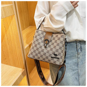 Sac à main seau de voyage personnalisé imprimé de créateur pour femmes sac élégant à bandoulière mode sac avec serrure - Product Image 2