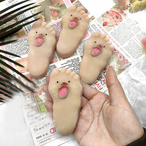 Juguete Blandito de TPR con Forma de Pies Grandes y Lengua Fuera, Súper Divertido y Peculiar, Regalo Creativo para Aliviar el Estrés para Niños y Adultos, Juguetes para Apretar para Momentos de Relajación - Product Image 4