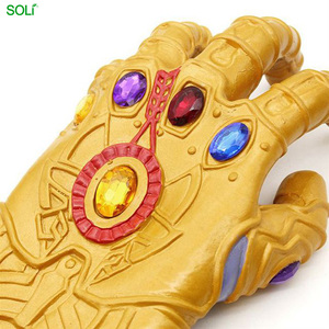 Hecho en China al por mayor promocional barato y buena <span class=keywords><strong>película</strong></span> Cosplay acción Thanos juguetes de guerra del infinito guante - Product Image 3