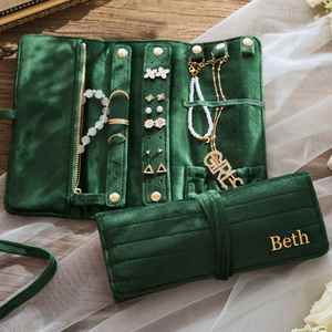 Organizador de Joyas de Terciopelo con Iniciales Personalizadas para Regalo de Dama de Honor - Estuche de Viaje Portátil - Product Image 1