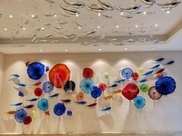 Plat de présentation mural moderne en verre de Murano soufflé à la main, personnalisable et élégant, sculpture murale en forme de fleur de lotus pour hôtel
